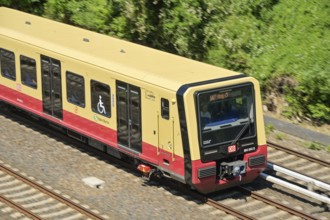 S-Bahn, Ringbahn S 42, between Halensee and Hohenzollerndamm, Wilmersdorf, Berlin, Germany