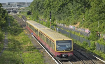 S-Bahn, S25 to Hennigsdorf, near Kolonnenstraße, Schöneberg, Berlin, Germany