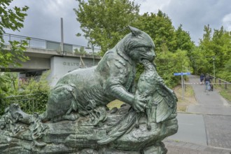 Otter, bronze, monument, bridge figure Alte Baumgartenbrücke Geltow, Brandenburg, Germany