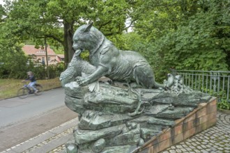Otter, bronze, monument, bridge figure Alte Baumgartenbrücke Geltow, Brandenburg, Germany