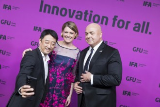 Sara Warneke (Managing Director of gfu Consumer & Home Electronics GmbH, centre) and Leif-Erik