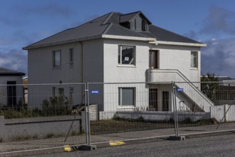 Houses, empty, cordoned off, uninhabitable, at risk of collapse, volcanic eruption, Sundhnúkur