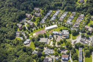 Aerial view, primary school Moosfelde and bungalow residential area Zu den Gärten, Neheim,
