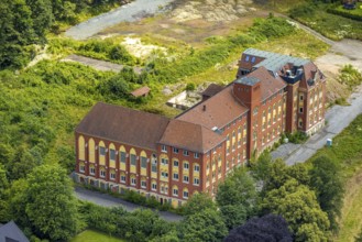 Aerial view, Former Öventrop Monastery and former Salus Clinic with new building after roof truss