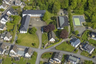 Aerial view, Anne Frank School and sports hall gymnasium, football pitch Auf dem Schilde, Ostwig,