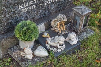 Gravesite with putti and grave light, catholic cemetery, Kempten, Allgäu, Bavaria, Germany