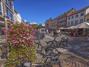 Pedestrian zone, traffic-calmed, old town, architecture, bicycles, café, parasol, flowers, shops,