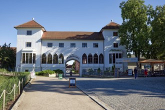 Historic inn, Restaurant Zum Eichenkranz, half-timbered building from around 1786, Wörlitz Park,