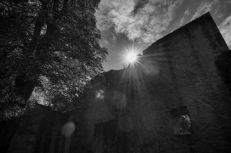 Tor tor and kennel of the castle ruins of Hofen Castle, Mühlhausen am Neckar district, backlight,