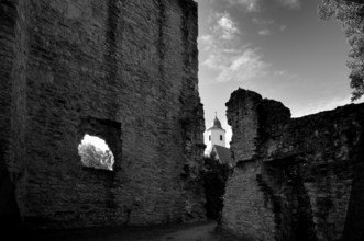 Tor tor and kennel of the castle ruins of Hofen Castle, behind it St Barbara's Church from 1783,