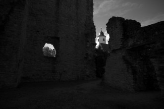 Tor tor and kennel of the castle ruins of Hofen Castle, behind it St Barbara's Church from 1783,
