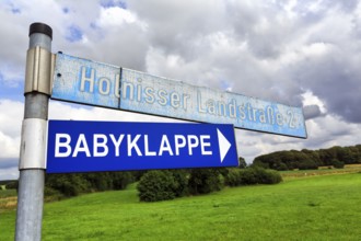 Signpost, signpost with inscription baby hatch, baby window, help in need, care of newborns,