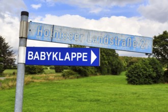 Signpost, signpost with inscription baby hatch, baby window, help in need, care of newborns,