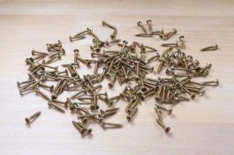 A pile of wood screws, Spax