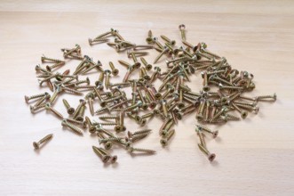 A pile of wood screws, Spax