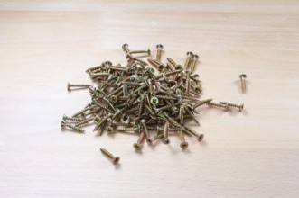 A pile of wood screws, Spax