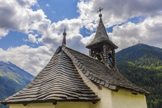Wooden shingle roof on a small chapel, near Grimentz, Val d'Anniviers, Valais Alps, Canton Valais,
