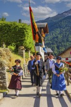 Drummers' and pipers' meeting in Mission, here the entry of a music group led by a standard-bearer,