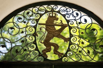 Lattice doors by Ernst Riegel with floral motifs and the Hessian lion in the octagonal pavilion,