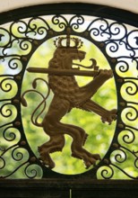 Lattice doors by Ernst Riegel with floral motifs and the Hessian lion in the octagonal pavilion,