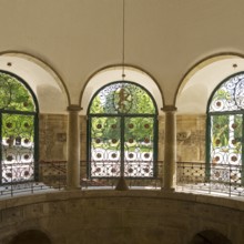 Lattice doors by Ernst Riegel with floral motifs and the Hessian lion in the octagonal pavilion,