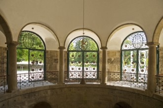 Lattice doors by Ernst Riegel with floral motifs and the Hessian lion in the octagonal pavilion,