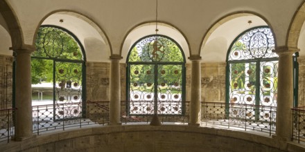Lattice doors by Ernst Riegel with floral motifs and the Hessian lion in the octagonal pavilion,