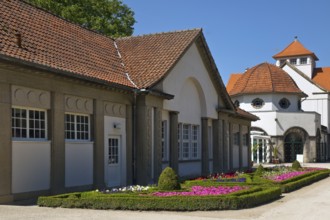 Rose garden in the spa gardens with the back of the concert shell and the Trinkkuranlage, Bad