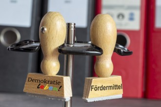 (Photomontage) Close-up of a stamp with the lettering DEMOKRATIE LEBEN next to a stamp with the