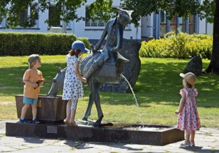 Children at the Münchhausen Fountain by Bruno Schmitz with Münchhausen on the halved horse,