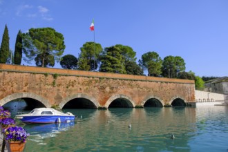 Ponte dei Voltoni, harbour basin, Peschiera del Garda, Lake Garda, Veneto, Italy