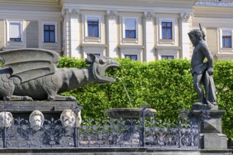 Lindwurmbrunnen and town hall, Neuer Platz, Klagenfurt, Carinthia, Austria