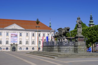 Lindwurmbrunnen and town hall, Neuer Platz, Klagenfurt, Carinthia, Austria