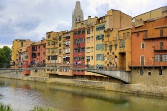 San Feliu, Church of Sant Felix, Inglesia de Sant Felix, colourful facades over the river Onyar,