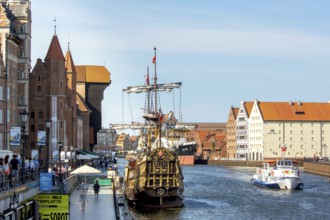 Stary Zuraw, crane gate at the Motlawa, harbour basin with cog, Åuraw, GdaÅsk, Gdansk, Baltic Sea