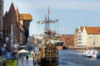 Stary Zuraw, crane gate at the Motlawa, harbour basin with cog, Åuraw, GdaÅsk, Gdansk, Baltic Sea