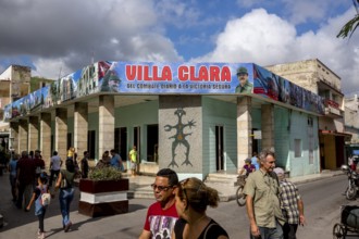 Comandante Fidel Castro on a poster in the city centre, Streetlife in the city centre of Santa