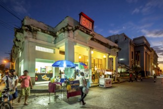 Cafe Literario with ice cream stand, street life in the city centre of Santa Clara at the Parque de