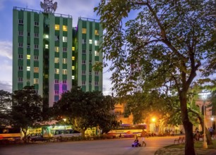 Hotel Santa Clara Libre at Vidal Park, Streetlife in the city centre of Santa Clara at Parque de
