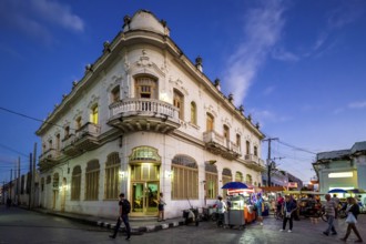 Hotel, Hostal Vista Park, Streetlife in the city centre of Santa Clara at the Parque de Santa