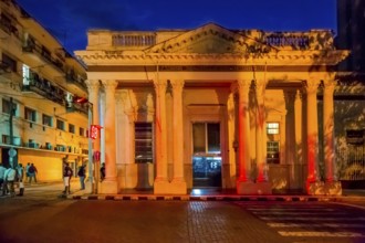 Banco de Credito y Comercio, Streetlife in the city centre of Santa Clara at the Parque de Santa