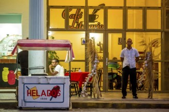 Cafe Literario with ice cream stand, street life in the city centre of Santa Clara at the Parque de