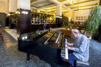 Hotel Amos Mundos, hotel of the writer Ernest Hamingway in Havana, lobby of the hotel with piano