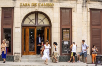 Money exchange, queues in front of a Cuban bank, money exchange, currency exchange, La Habana,