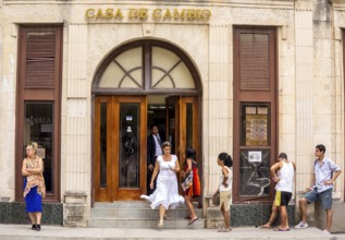 Money exchange, queues in front of a Cuban bank, money exchange, currency exchange, La Habana,