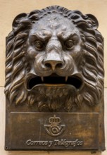 Tourist group in front of a bronze letterbox in the shape of a lion, Correos y Telegraficos, La