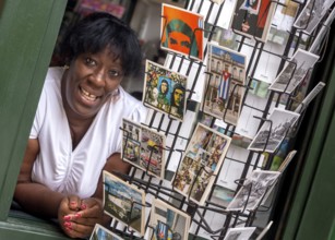 Kiosk saleswoman, Cuban, postcard stand with postcards of Ernesto Che Guevara, La Habana, Cuba,