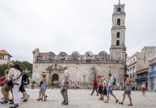 Tourists on the Plaza de San Francisco in front of the church Madre Teresa de Calcuta, La Habana,