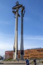 The Monument to the Fallen Shipyard Workers, Pomnik Poleglych Stoczniowcüw on the square in front