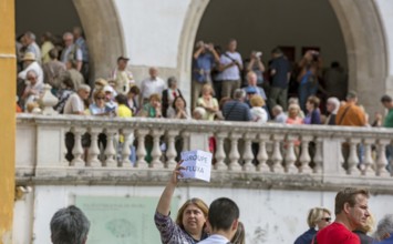 Mass tourism, crowds at the Palacio Nacional da Pena, Sintra, Sintra-Cascais Natural Park, Grande